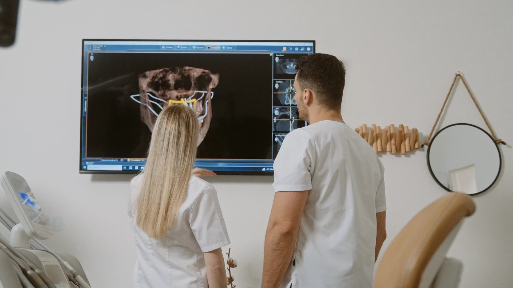 Tím zubnej ambulancie Planeta Dental Clinic v Žiline pri ošetrení pacienta.
